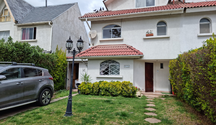 Hermosa casa de 3 plantas en  Avenida Claudio Arrau con Isla Portezuelo,  Pudahuel.