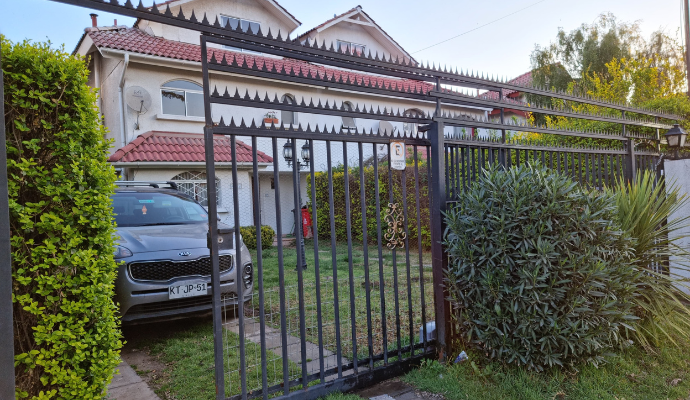 Hermosa casa de 3 plantas en  Avenida Claudio Arrau con Isla Portezuelo,  Pudahuel.