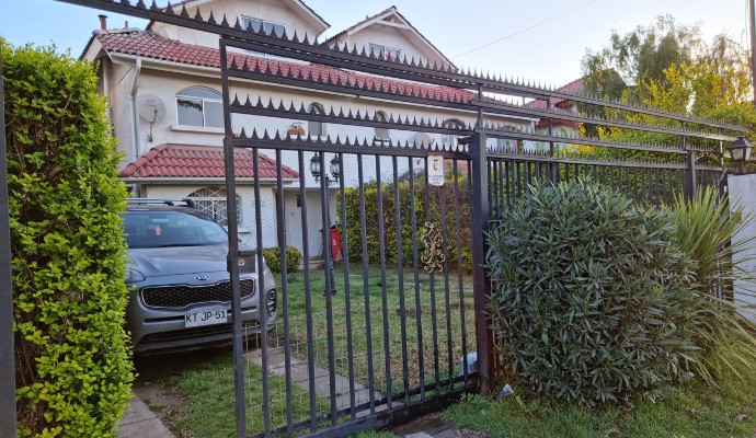 Hermosa casa de 3 plantas en  Avenida Claudio Arrau con Isla Portezuelo,  Pudahuel.